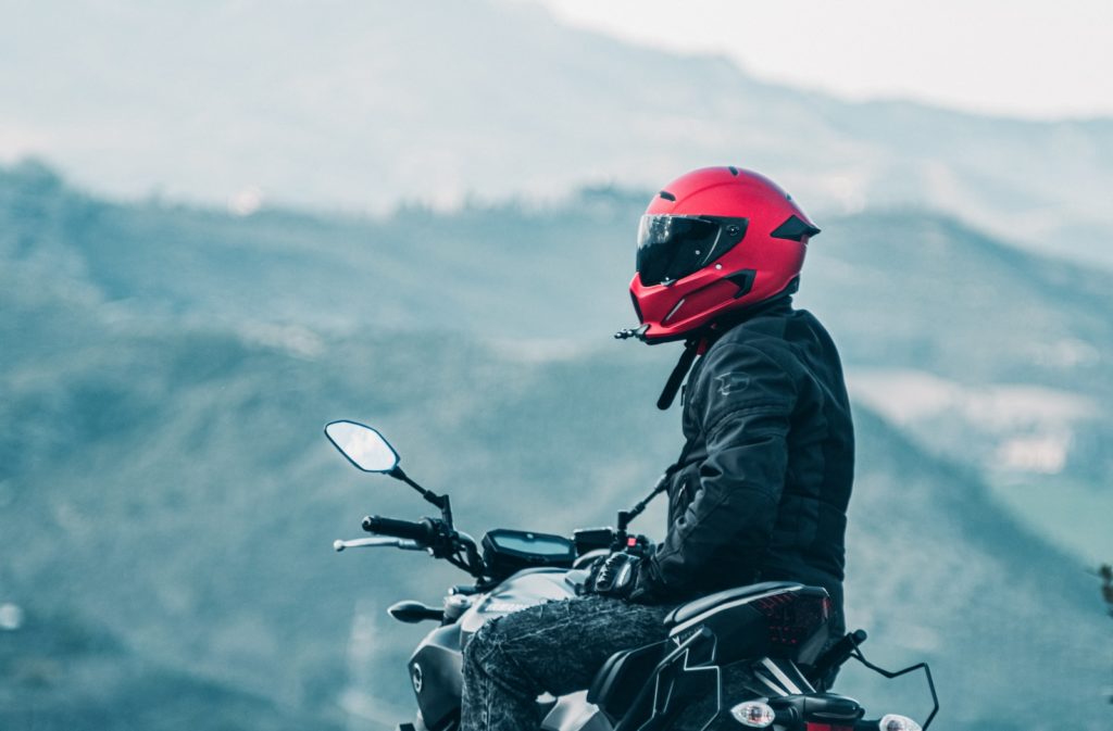 homme serein sur sa moto avec sa garantie tous risques