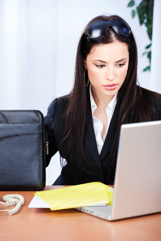 Femme assise avec un sac d'ordinateur sur la table