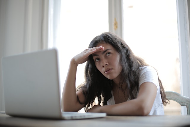 Femme sous l'effet du stress au bureau