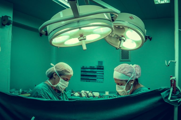 chirurgiens opérant un patient
