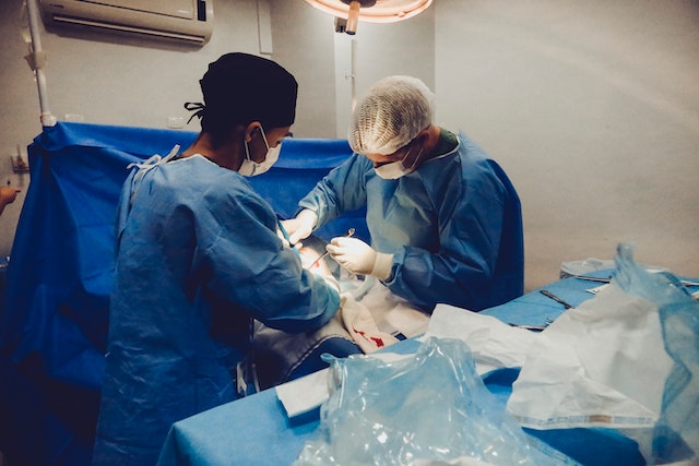 chirurgien opérant un patient 