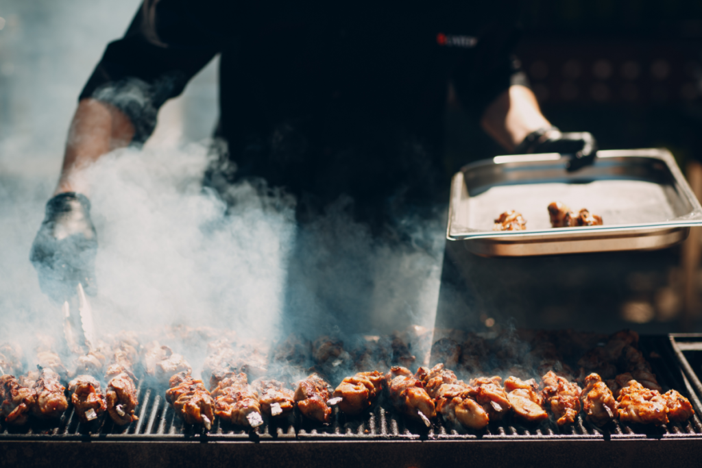 homme-utilisant-barbecue