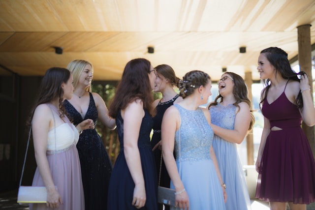 Femmes élégantes invitées au mariage