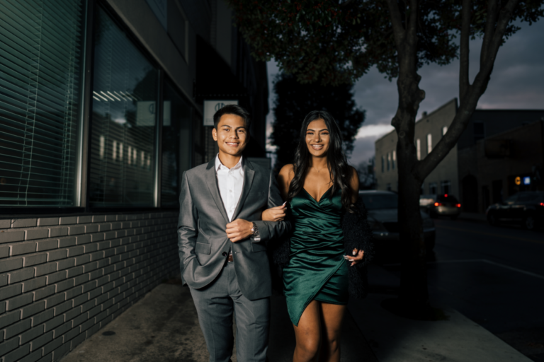 couple-romantique-homme-en-costume-femme-en-robe-verte