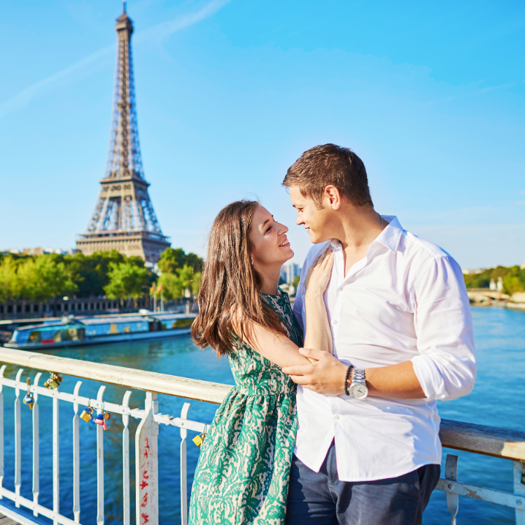 couple prenant de bon air - femme dans une robe bohème